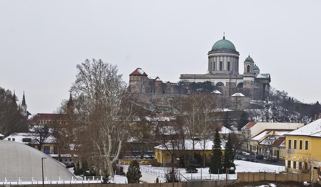 Amadeus Vendeghaz Hotel Esztergom Luaran gambar