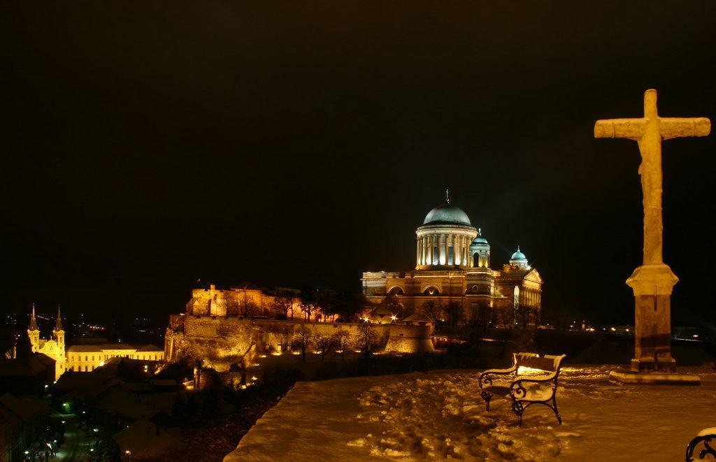Amadeus Vendeghaz Hotel Esztergom Luaran gambar